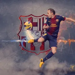Andrés Iniesta w skoku kopie piłkę na tle herbu FC Barcelony.