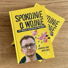 Skąd pochodzi wyrażenie spokojnie jak na wojnie i co oznacza?
