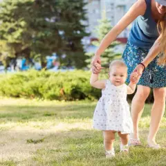 Kiedy niemowlę bez czapki? Bezpieczny spacer w każdym wieku