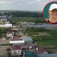 Iga Świątek w okręgu na tle krajobrazu z zabudowaniami i panoramą miasta.