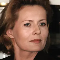 Portret Grażyny Szapołowskiej, ikony polskiego kina, z widocznymi zmarszczkami i niebieskimi oczami.