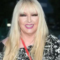 Maryla Rodowicz w czarno-białej sukience z ozdobnym wzorem, z długimi blond włosami i makijażem.