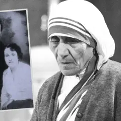 Matka Teresa w stroju zakonnym obok starego zdjęcia z rodziną.