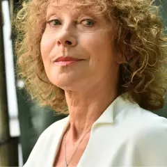 Portret Alicji Majewskiej z kręconymi blond włosami, w białej bluzce.
