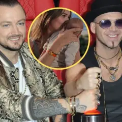 Dwóch mężczyzn siedzi na czerwonych fotelach. W okręgu kobieta całuje dziecko.