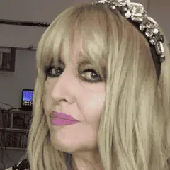 Portret Maryli Rodowicz z blond włosami, w opasce z cyrkoniami i różową szminką.