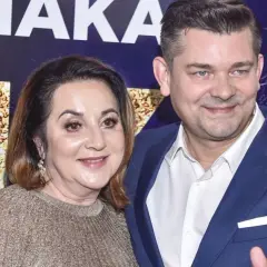 Danuta i Zenek Martyniuk pozują do zdjęcia. Kobieta ma złoty sweter, mężczyzna niebieski garnitur.