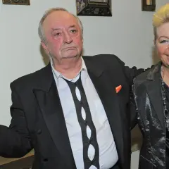 Bohdan Łazuka i Renata Węglińska pozują do zdjęcia.