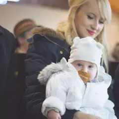W co ubrać dziecko do chrztu: Kompletny poradnik dla rodziców