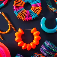 Biżuteria z lat 80. - trendy i moda, które nigdy nie przeminą
