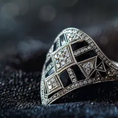 Pierścionki Art Deco: zachwyć się klasą pierścionków art deco