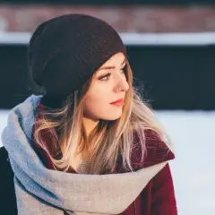 Jak się ubrać modnie zimą – trendy, stylizacje i kluczowe akcesoria