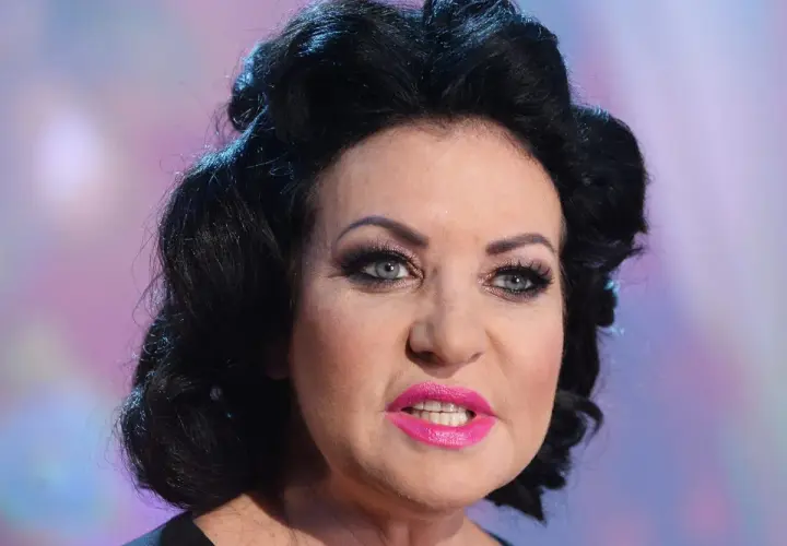 Portret Alicji Węgorzewskiej z burzą czarnych włosów i wyrazistym makijażem.