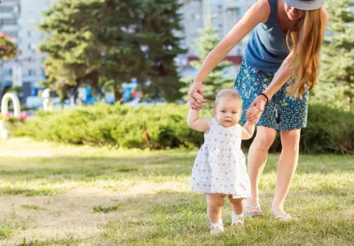 Kiedy niemowlę bez czapki? Bezpieczny spacer w każdym wieku