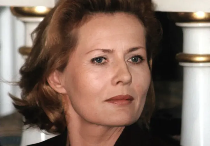 Portret Grażyny Szapołowskiej, ikony polskiego kina, z widocznymi zmarszczkami i niebieskimi oczami.
