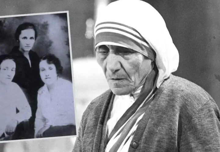 Matka Teresa w stroju zakonnym obok starego zdjęcia z rodziną.
