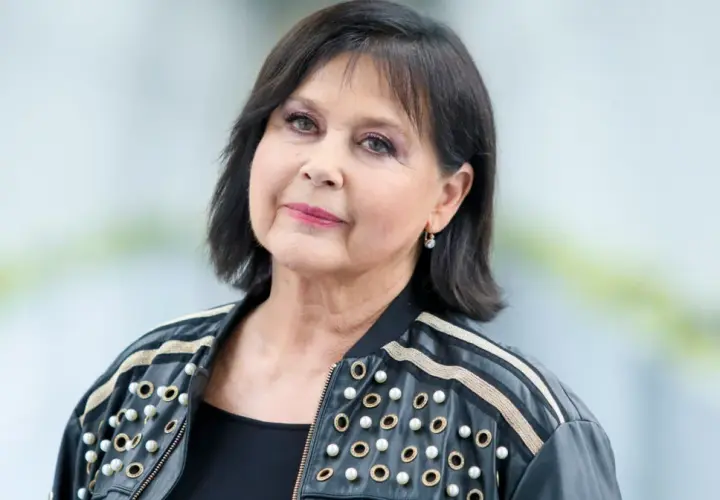 Elżbieta Jaworowicz w czarnej kurtce ozdobionej perłami i złotymi elementami.