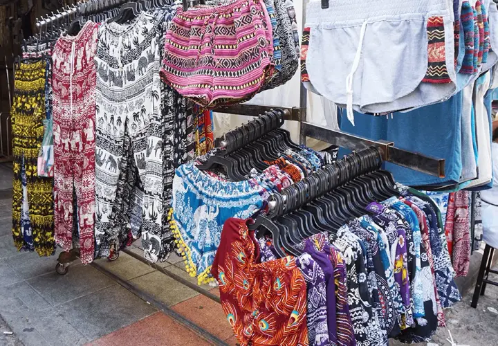 Co kupić w Tajlandii ubrania – najlepsze lekkie materiały i akcesoria
