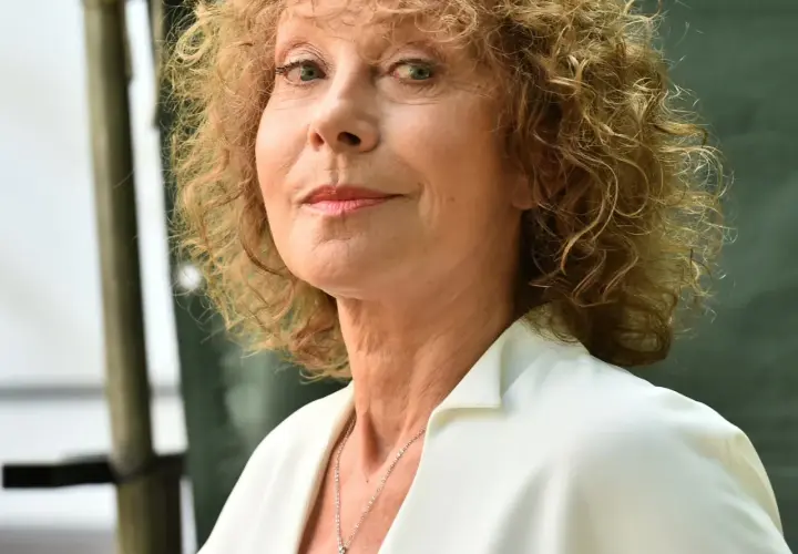 Portret Alicji Majewskiej z kręconymi blond włosami, w białej bluzce.