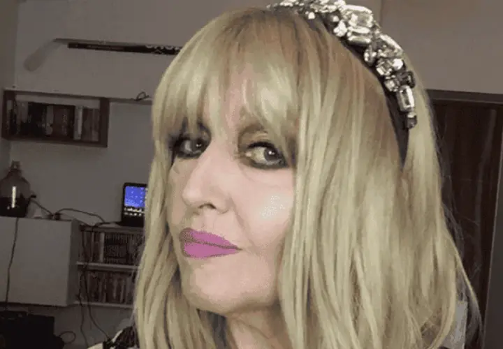 Portret Maryli Rodowicz z blond włosami, w opasce z cyrkoniami i różową szminką.