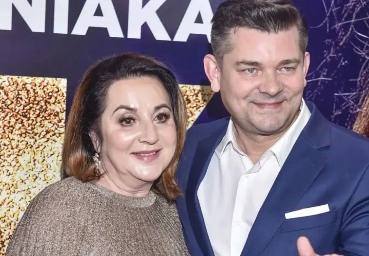 Danuta i Zenek Martyniuk pozują do zdjęcia. Kobieta ma złoty sweter, mężczyzna niebieski garnitur.