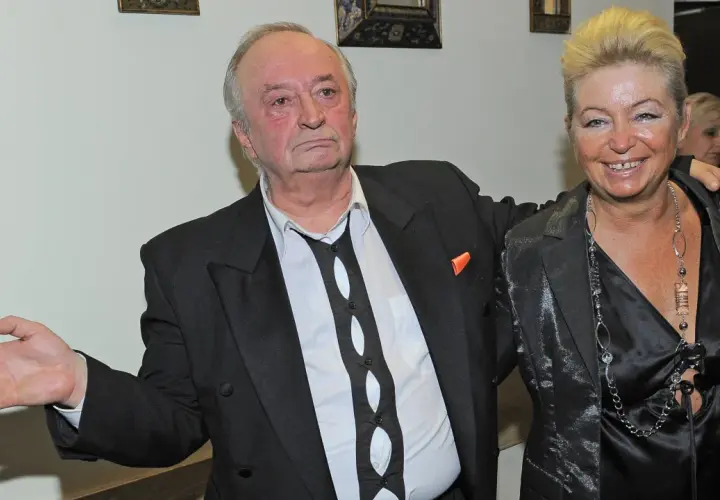 Bohdan Łazuka i Renata Węglińska pozują do zdjęcia.