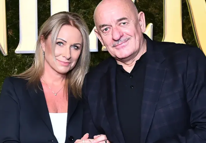 Dominika Grobelska i Marcin Daniec pozują do zdjęcia na tle zielonej ściany z ozdobnymi literami.
