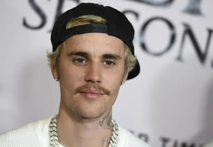 Justin Bieber w czapce z daszkiem i naszyjnikiem z łańcucha.