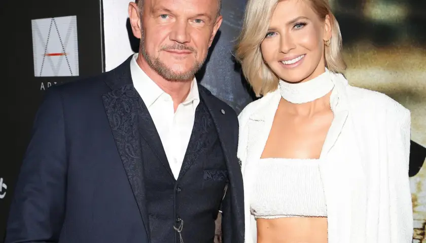 Cezary i Edyta Pazura pozują do zdjęcia.