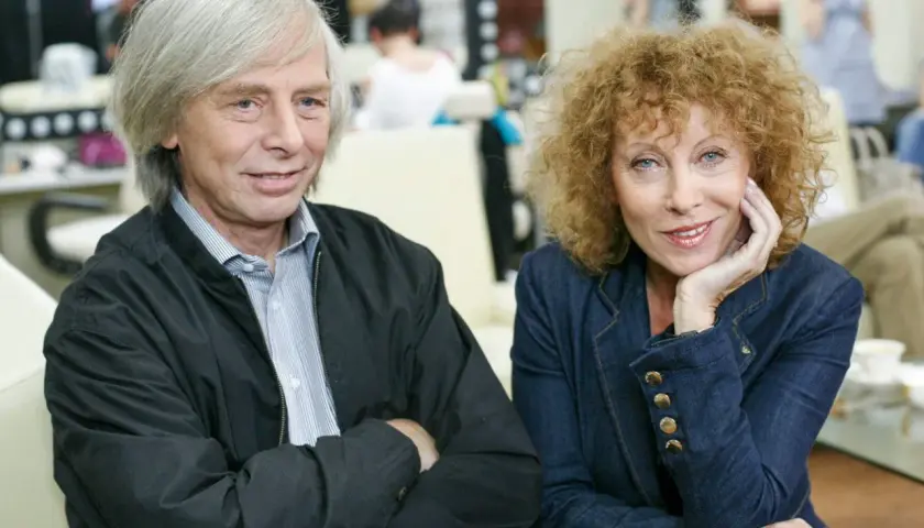 Janusz Budzyński i Alicja Majewska siedzą obok siebie, patrząc w stronę obiektywu.