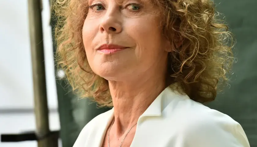 Portret Alicji Majewskiej z kręconymi blond włosami, w białej bluzce.