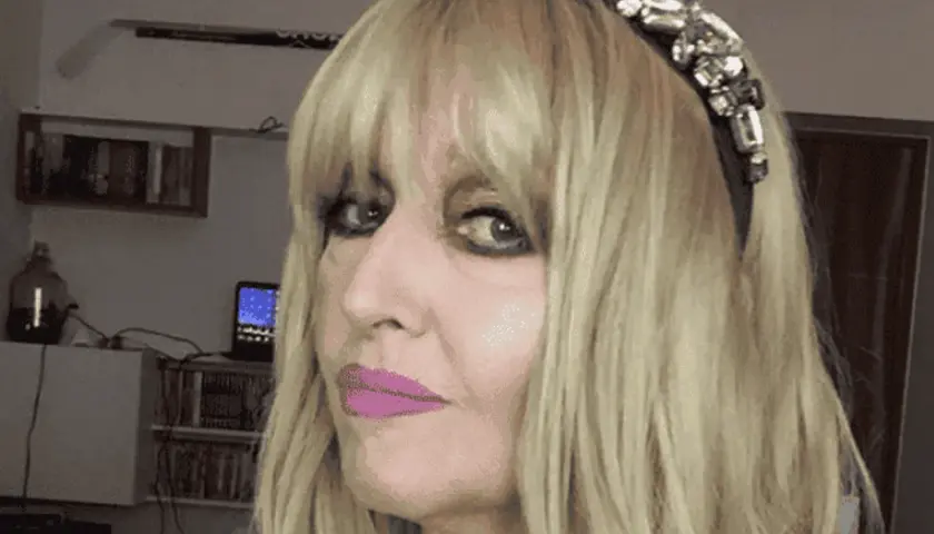 Portret Maryli Rodowicz z blond włosami, w opasce z cyrkoniami i różową szminką.
