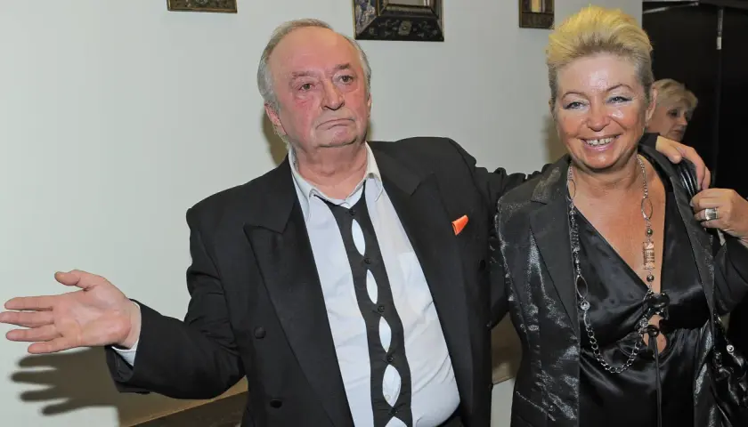 Bohdan Łazuka i Renata Węglińska pozują do zdjęcia.