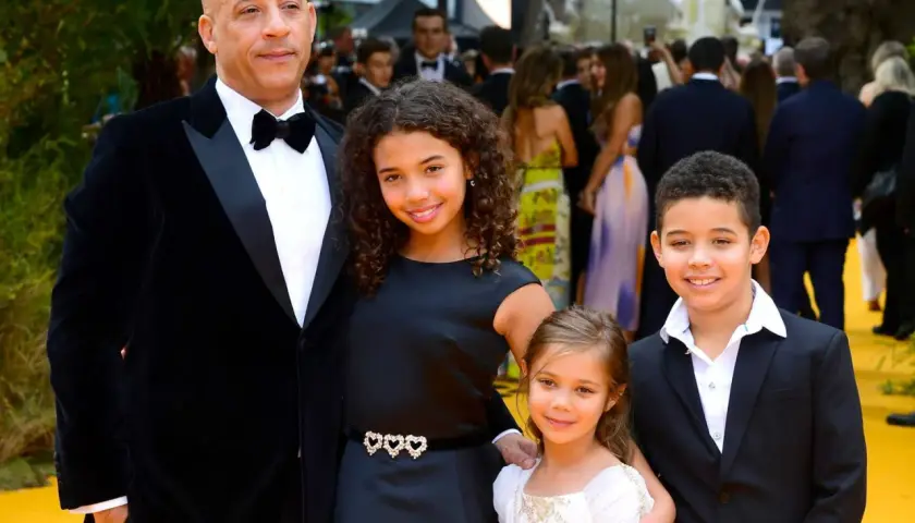 Vin Diesel z trójką dzieci na czerwonym dywanie.