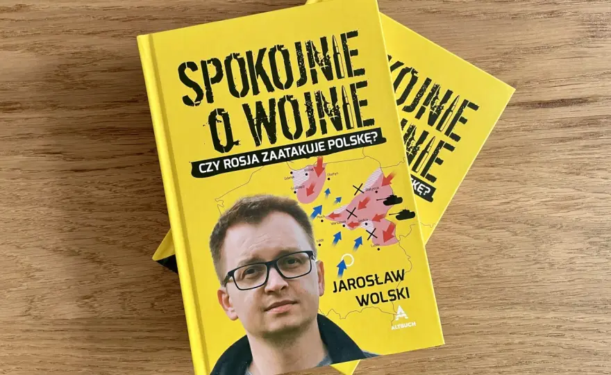 Skąd pochodzi wyrażenie spokojnie jak na wojnie i co oznacza?