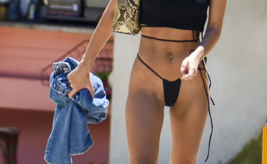 Emily Ratajkowski wiek: Modelka zachwyca urodą mimo upływu lat