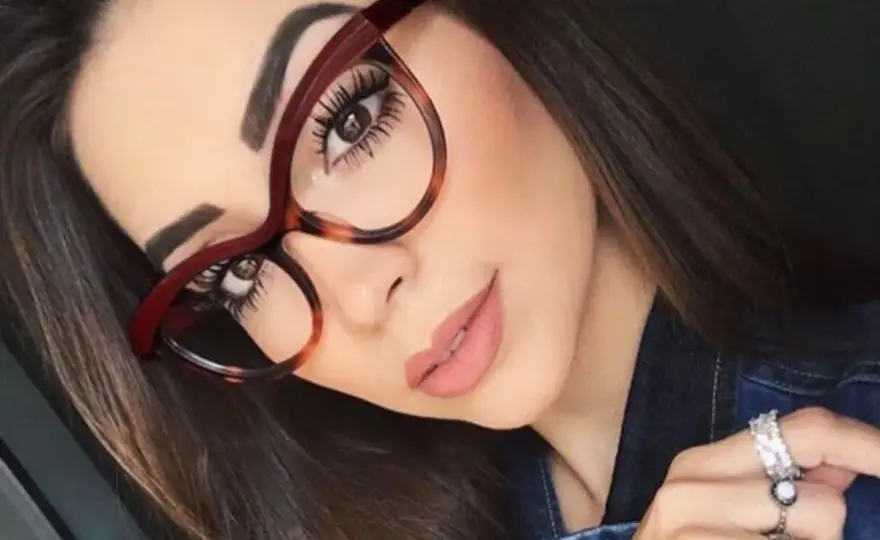 Czy okulary kujonki są modne? Trendy i stylizacje 2023