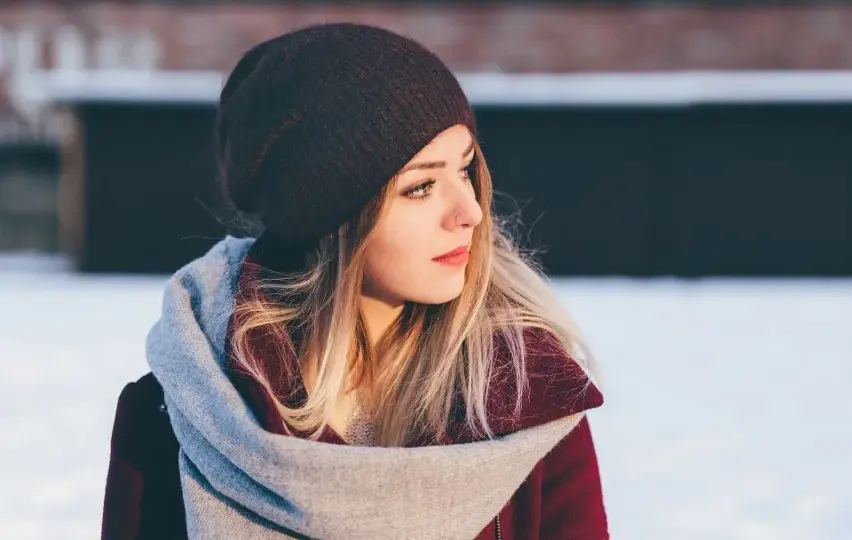 Jak się ubrać modnie zimą – trendy, stylizacje i kluczowe akcesoria