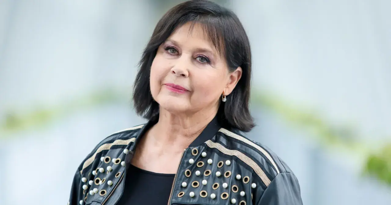 Elżbieta Jaworowicz w czarnej kurtce ozdobionej perłami i złotymi elementami.
