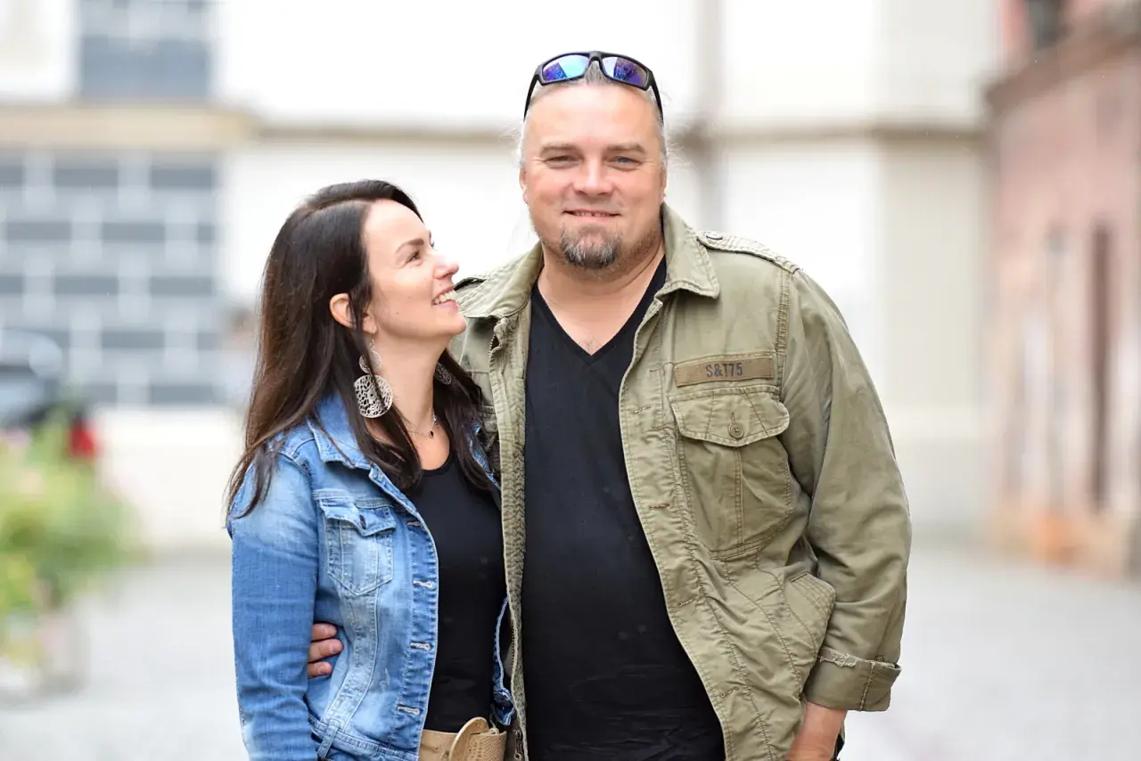 Krystyna Cugowska i Wojciech Cugowski stoją objęci, uśmiechając się do siebie.