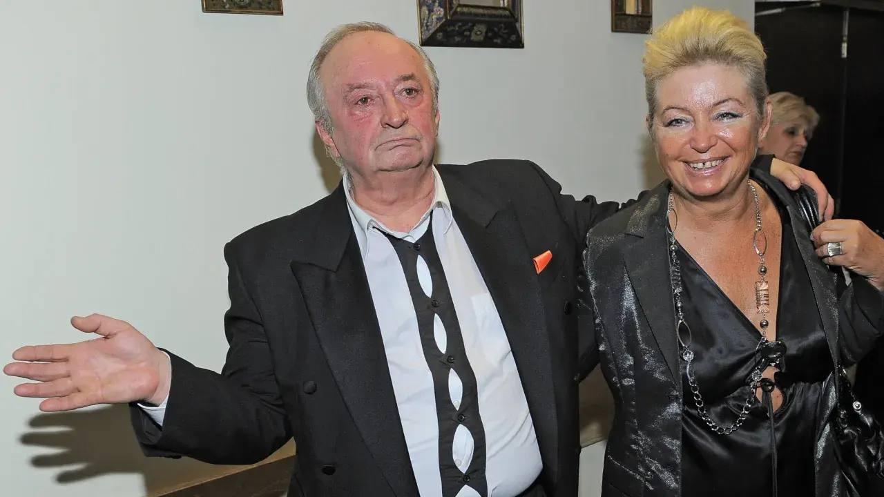 Bohdan Łazuka i Renata Węglińska pozują do zdjęcia.