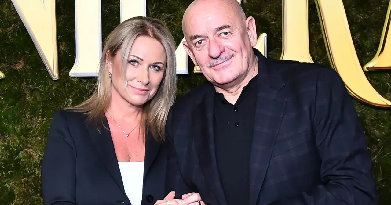 Dominika Grobelska i Marcin Daniec pozują do zdjęcia na tle zielonej ściany z ozdobnymi literami.