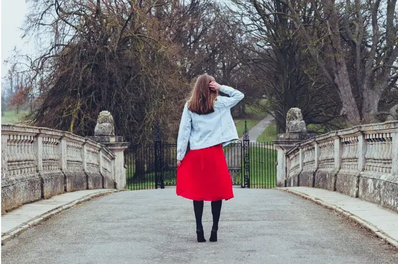 Zdjęcie Co ubrać do czerwonej spódnicy? Inspiracje i style na każdą okazję