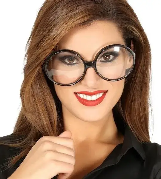 Zdjęcie Czy okulary kujonki są modne? Trendy i stylizacje 2023